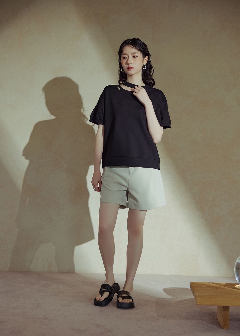 領口不對稱設計上衣