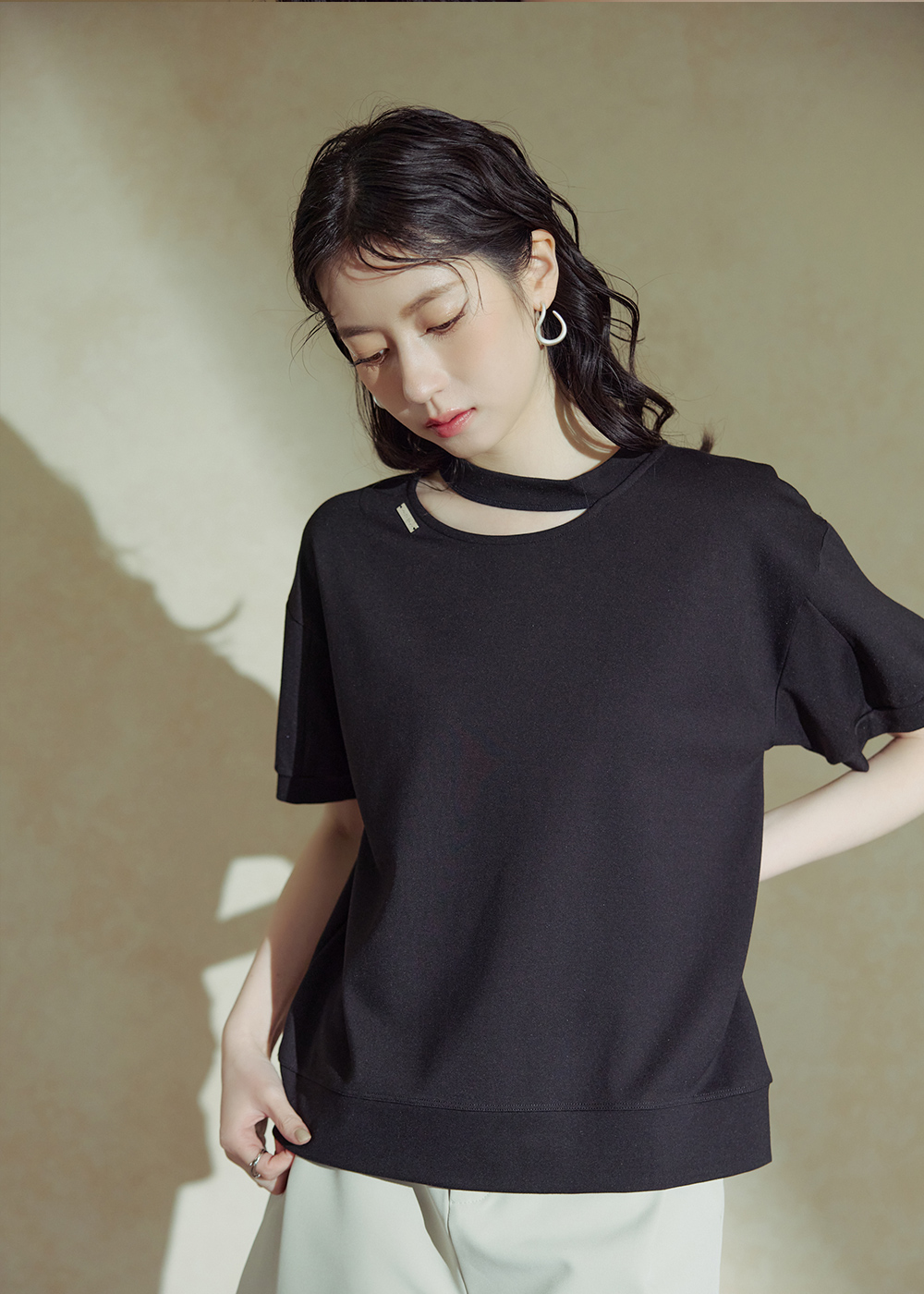 領口不對稱設計上衣