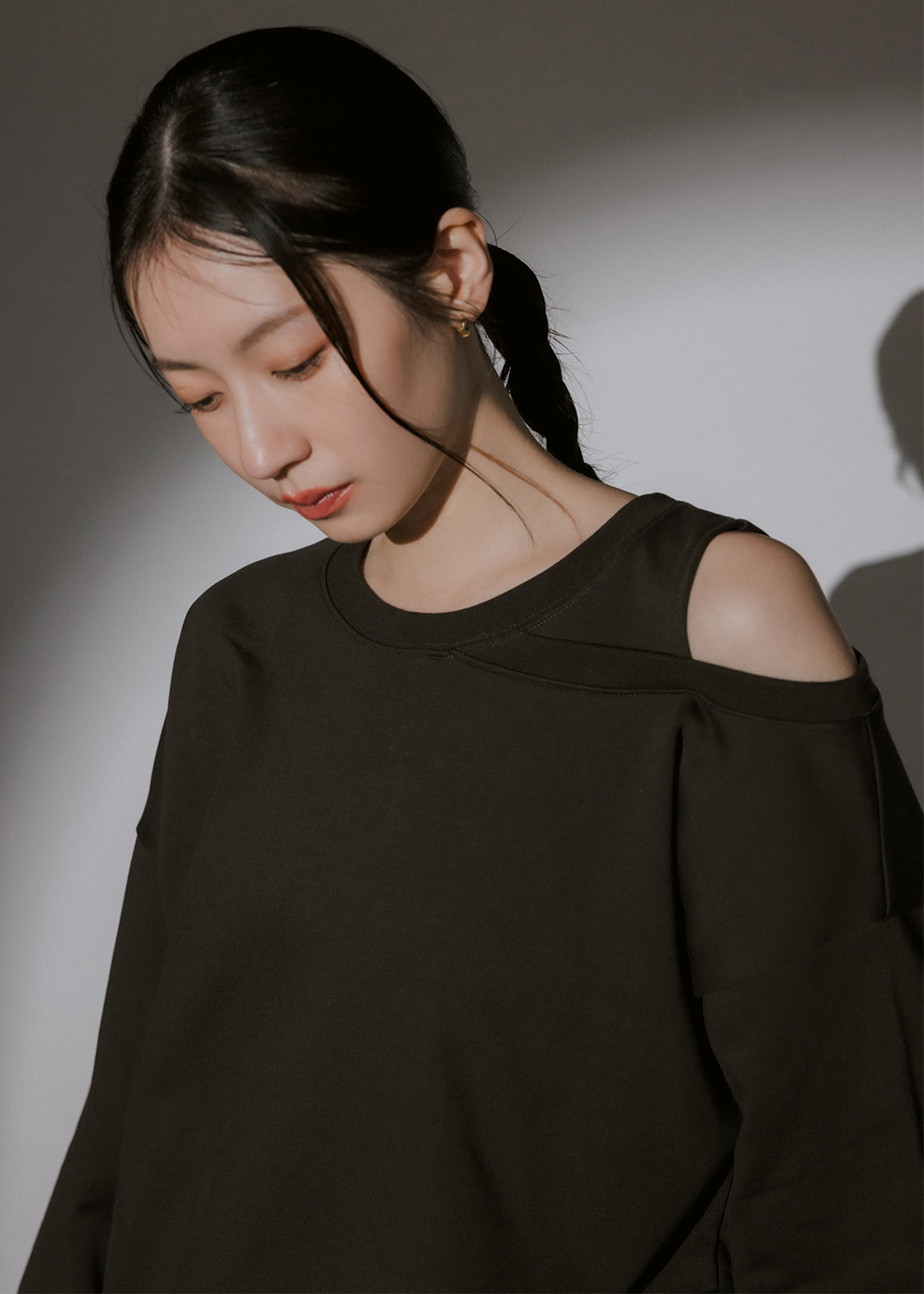 不對稱設計單肩開洞上衣