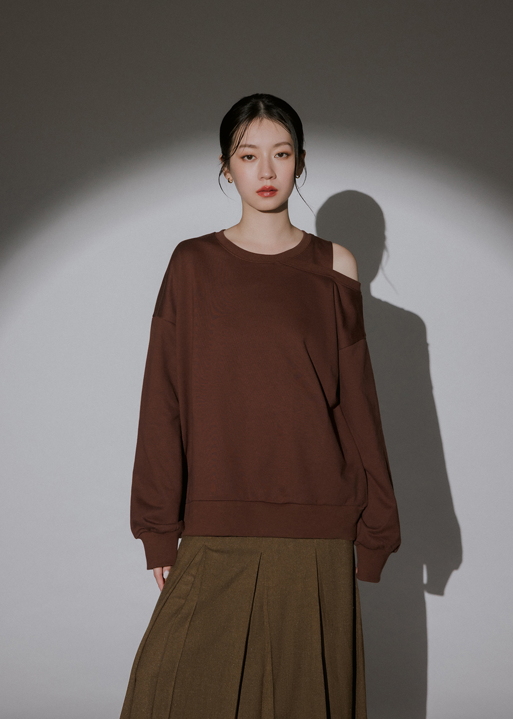 不對稱設計單肩開洞上衣