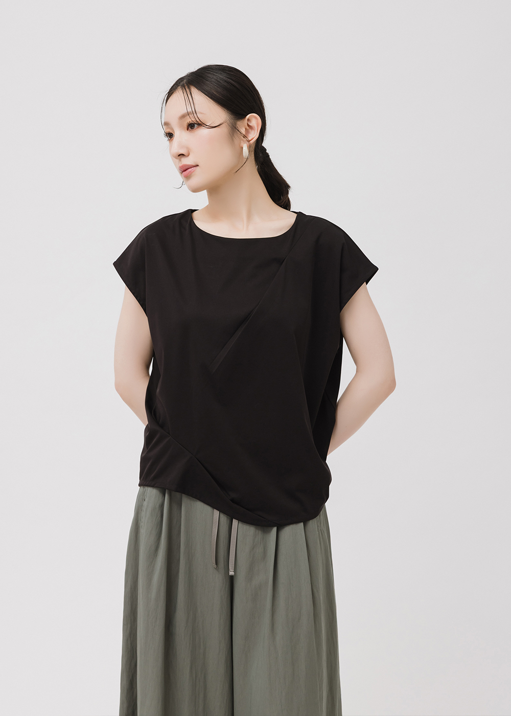 抓褶小蓋袖設計微光上衣