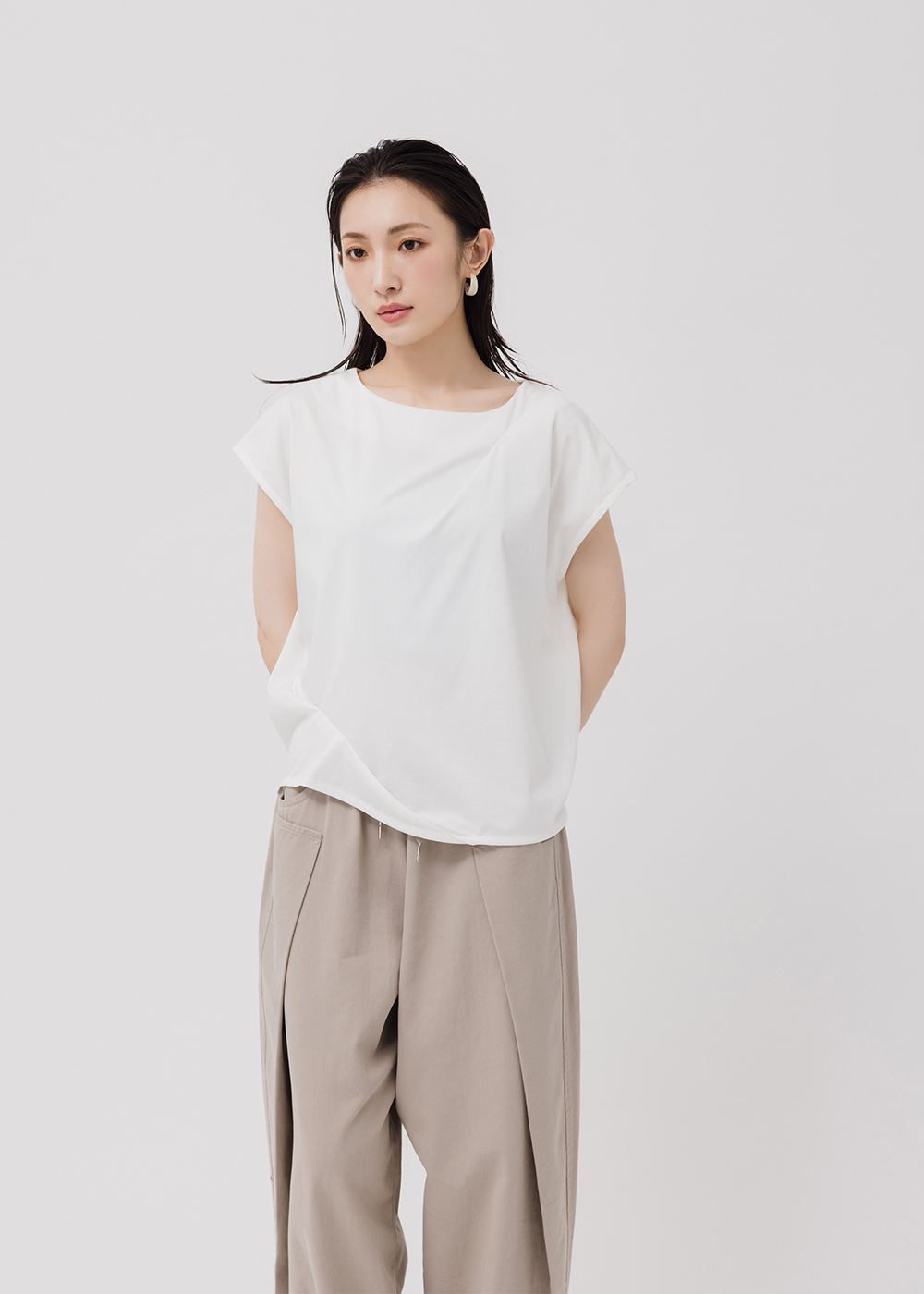 抓褶小蓋袖設計微光上衣