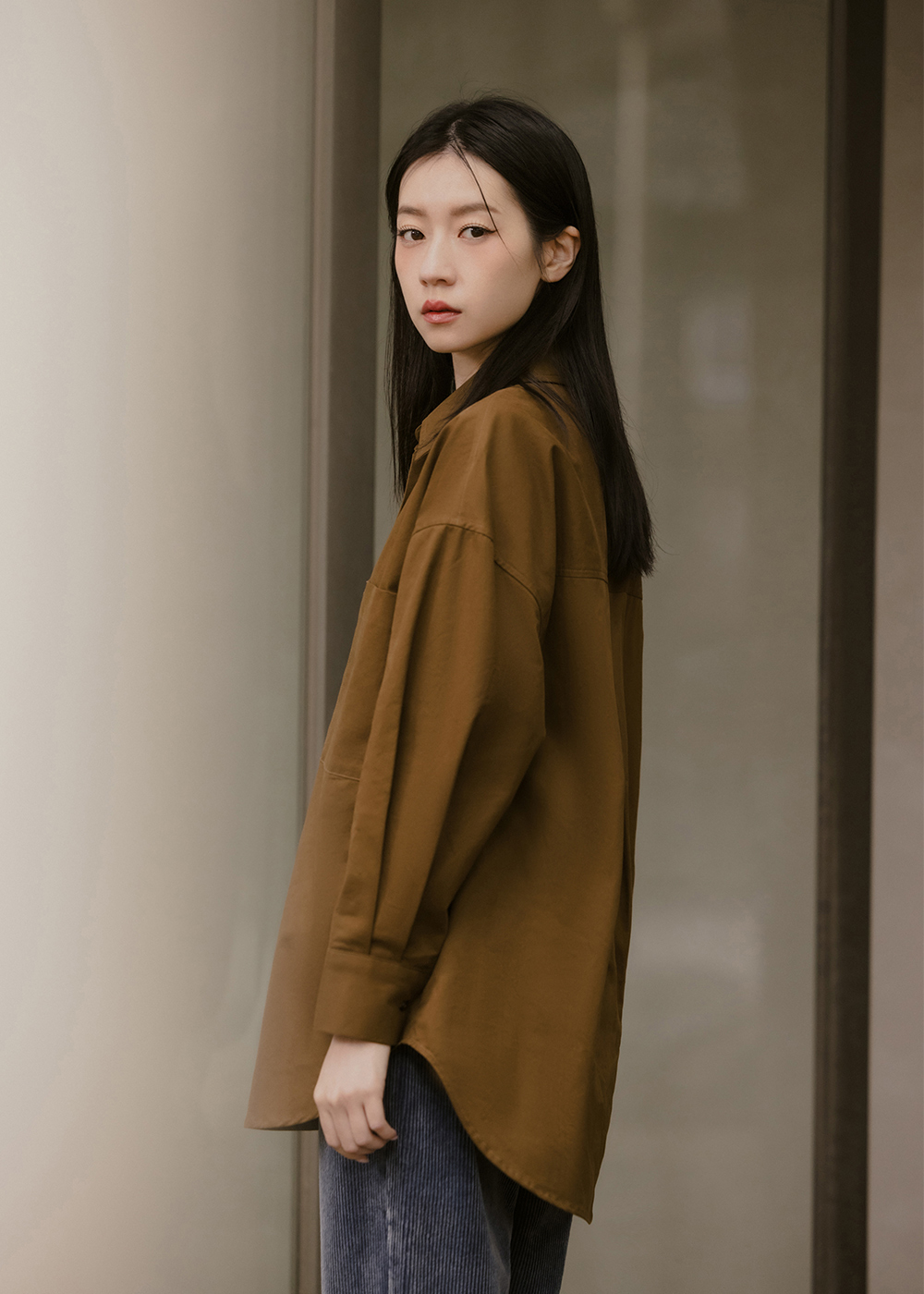 俐落口袋袖打褶襯衫