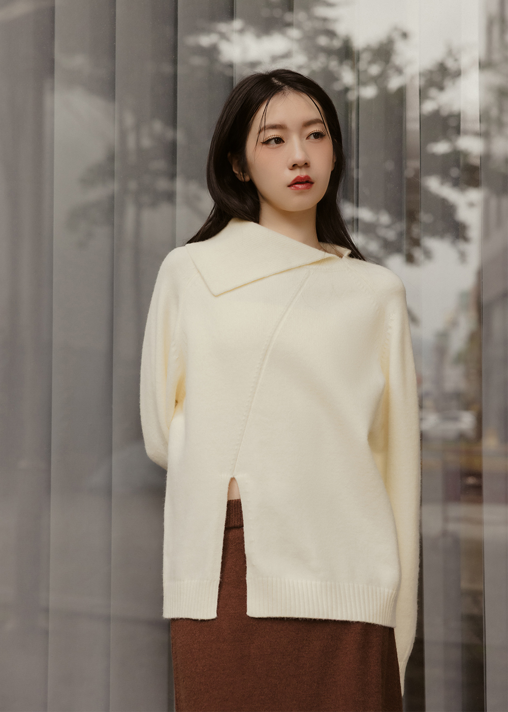 不對稱領開衩針織上衣