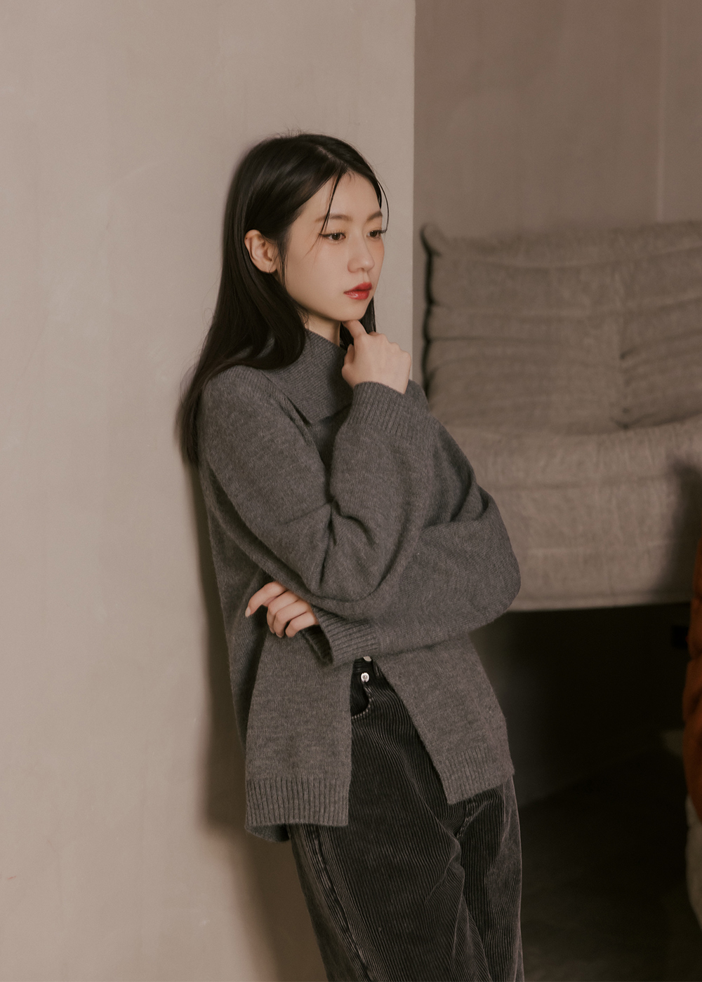 不對稱領開衩針織上衣