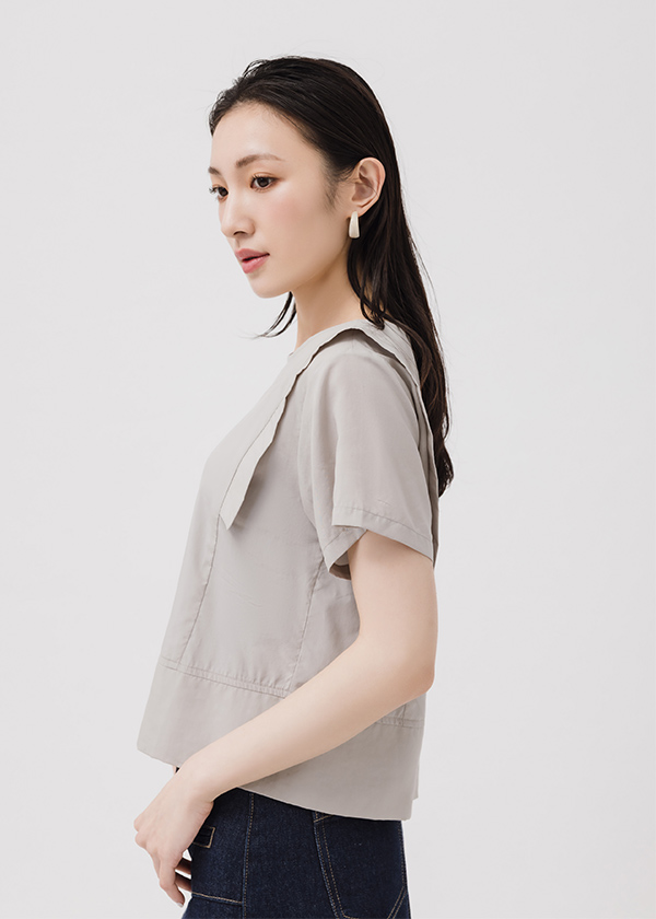 剪接設計後開釦上衣