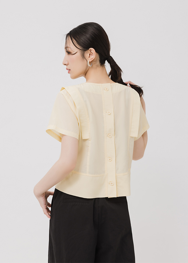 剪接設計後開釦上衣