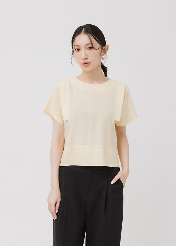 剪接設計後開釦上衣