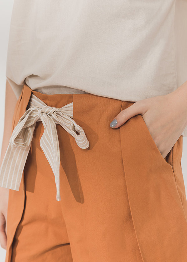 後腰鬆緊綁帶造型活褶短褲