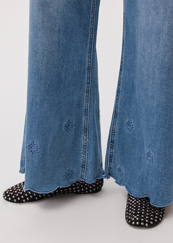 小花刺繡丹寧喇叭褲