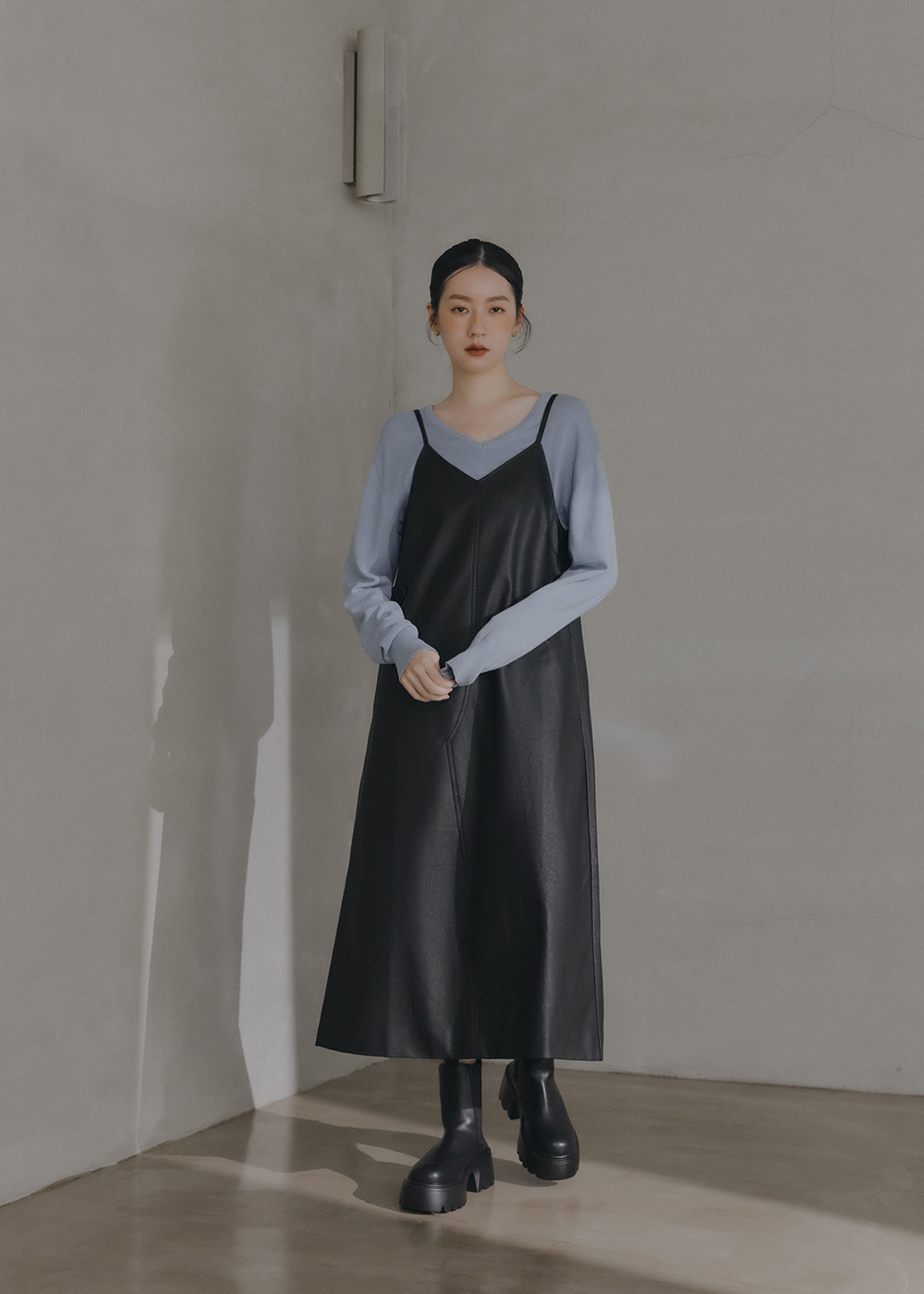 時髦細肩帶開衩皮革洋裝