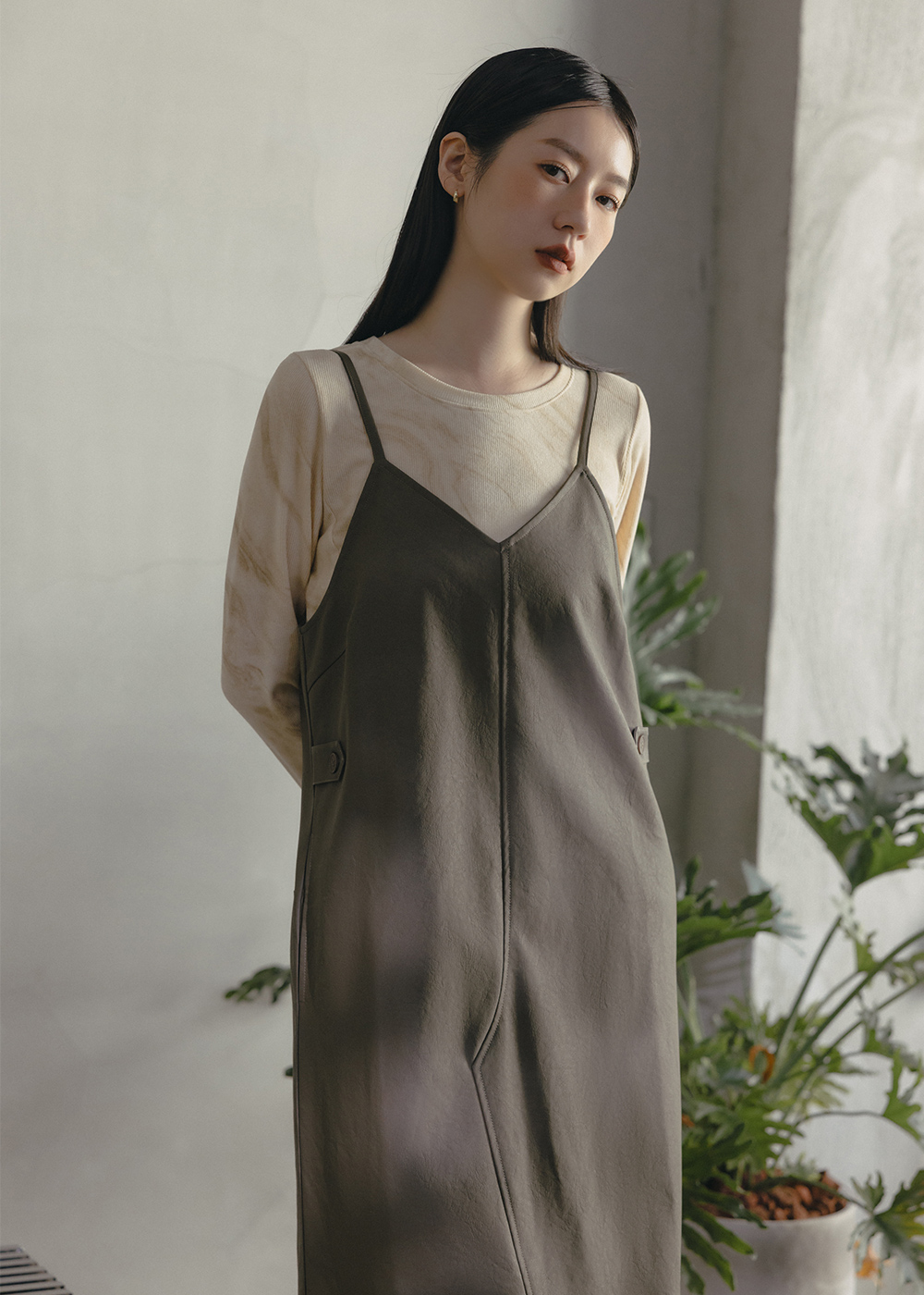 時髦細肩帶開衩皮革洋裝